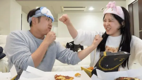 ふくれな、がーどまん夫婦『エガワ家』が仲良く、ピザを爆食い！お互いを想い合って行動する姿に「マジで素敵」「羨ましい」の声