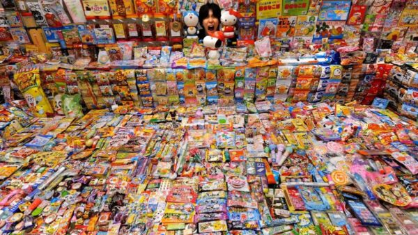 はじめしゃちょー、日本一の駄菓子屋さんで駄菓子全種類を買ってみた合計金額がまさかの◯十万円に？！！視聴者からは「子供の頃の夢が叶った」と大好評