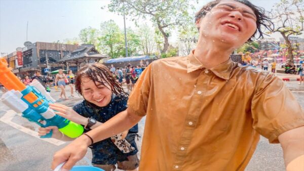 夫婦で旅するYouTuber『とったび』、タイの旧正月“ソンクラーン”の水かけ祭りへ！タイで一番過激な水かけスポットと言われるチェンマイの様子とは？