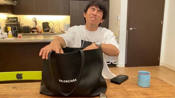 中尾明慶、カバンの中身、最近の購入品紹介！妻・仲里依紗と一緒の仕事は「普段の日よりは大事な1日」と話す