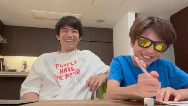 中尾明慶、妻・仲里依紗への母の日の手紙を息子・トカゲ君と準備！トカゲ君が悩む様子に「思いを伝えればいいんだよ」とアドバイス