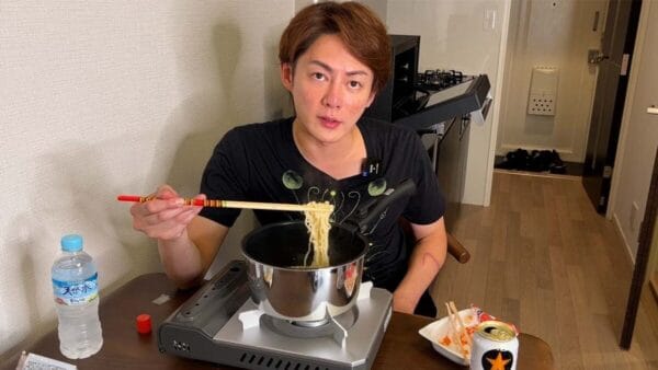 株価暴落でお金が無くなった青汁王子、家賃1700万の豪邸から9万の物件へ引越し！スーパーやニトリで買い物も！改めてお金の大切さに気付いた王子にファンからは「今の方が素敵です」！