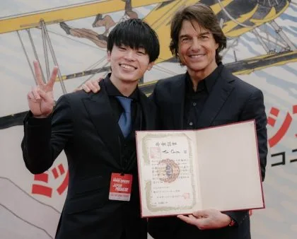 登録者数900万人超の人気YouTuberが、トム・クルーズを卒業生に!?